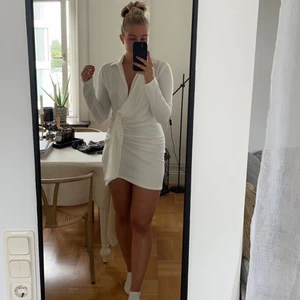 Vit klänning från Nelly - Klänning från Nelly! Fint skick! 120kr eller högsta bud! Köparen står för frakten!🥰