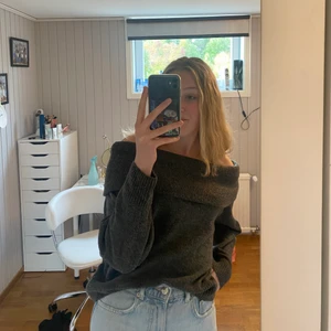 Stickad offshoulder tröja - Mörk grå stickad offshoulder tröja ifrån hm. Super mysig men används tyvärr inte längre! Köpare står för frakt!🌟