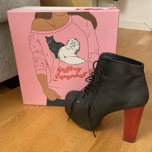 Jeffrey campbell skor LITA - Jeffrey campbell skor i modell LITA storlek 41 använd 2 gånger och är som i nästan nytt skick. 