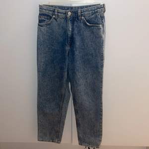 Endast testade jeans från MONKI, momjeans i stentvättad färg. 