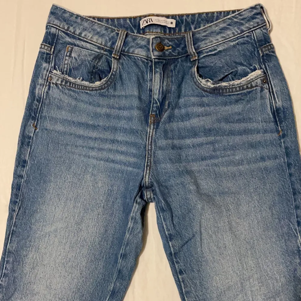 Säljer dessa jättefina bootcut jeans från zara då de tyvärr inte kommer till någon användning. De har tyvärr slitningar nedtill av benen, men annars är de i jättefint skick😊. Jeans & Byxor.