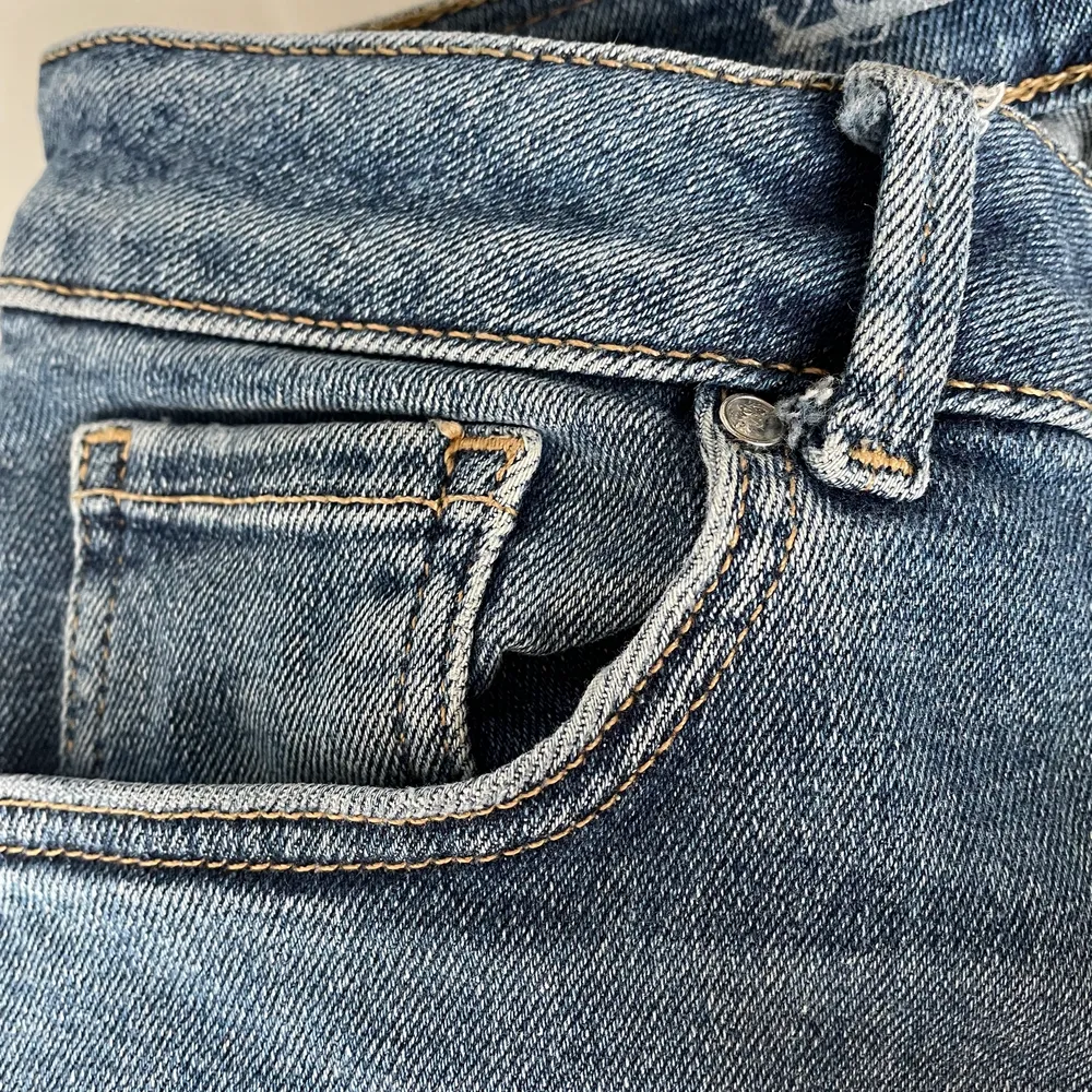 Ett år tighta jeans från BikBok med fransar vid benets slut. De är väldigt sköna och stretchiga i materialet inte alls stela som andra jeans kan vara. Något mörkare blå än på bilderna💙. Jeans & Byxor.