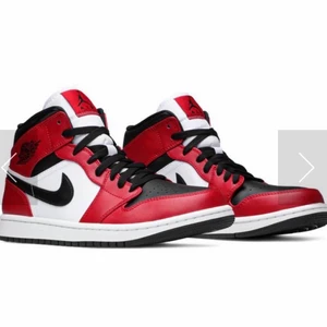 Jordan air 1 - Säljer mina Jordan air 1 mid, använda 2 gånger, pris kan diskuteras vid snabb affär💙