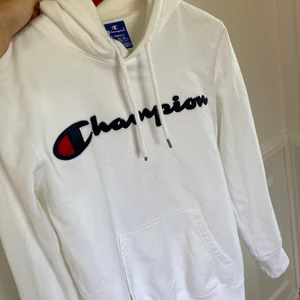 Champion hoodie vit - Säljer en vit champion hoodie i rikrigt bra skick, använd fåtal gånger. säljer för att den blivit lite för liten. den är köpt för 749kr säljer den för 200kr + frakt som köparen står för ( pris kan diskuteras ). Skriv om det är något ni undrar över 🤎