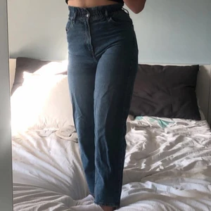Säljer mina oanvända jeans💞 - Säljer dom här jeansen i storlek 34 (stora i storleken) köpt för 300 kr och har använt 1 gång. Jag är ungefär 1,60 och dom sitter perfekt i längden för mig. Säljer för 100kr + frakt💞💞