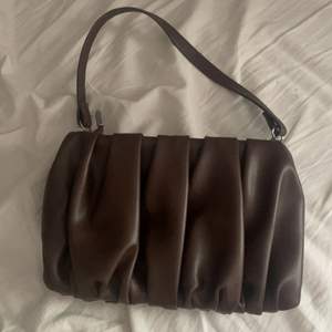 Säljer denna super fina bruna väska