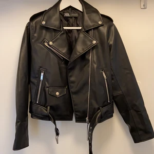 ZARA JACKET - Fint skick, aldrig använt, prislapp finns kvar. Storlek L