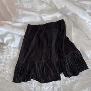 Säljer denna fina plisserade kjolen från Zara, nästan helt oanvänd!💕 säljer pga att den är för stor