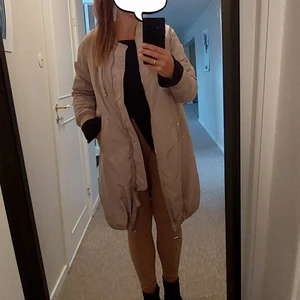 Jacka höst/vår från Lindex  - Snygg övergångsjacka från Lindex i sl. x-S/S. Mer som S! Lös och ledig passform med dragkedja och snörning i midja och nertill. Färg- beige. Nästan oanvänd!