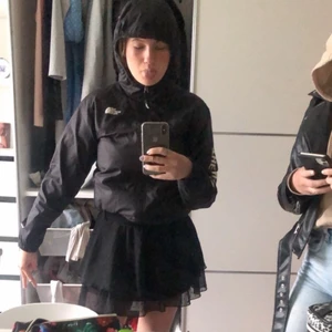 Jacka  - Säljer min vindjacka från The north face pågrund av att den inte kommer till användning längre den är som helt ny inte en ända skråma på. Skriv i dm för fler bilder. 