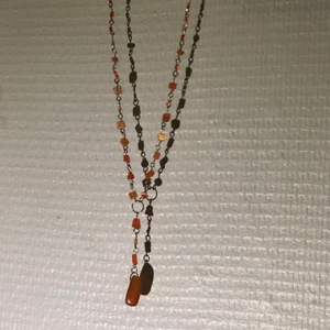 Karneol halsband - Handgjort halsband med en äkta karneol kristall (den största pärlan, se bild 2) resterande pärlor är glas. Håller väl! Frågor? Skriv ett dm😊