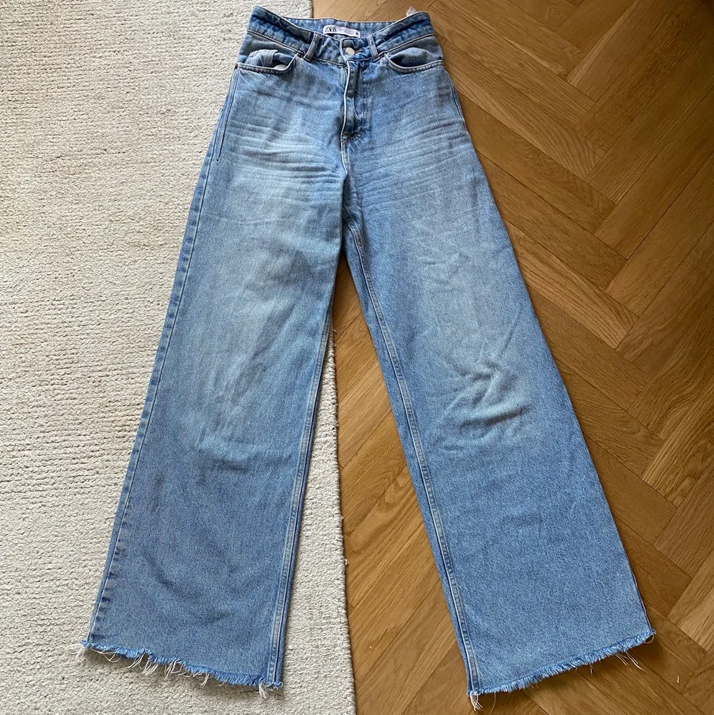 Jeans som passar dig som är runt 1,60cm✨ frakt inräknat i priset. Jeans & Byxor.