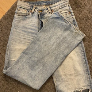 Jeans - Raka jeans ifrån monki, hål i båda knäna. Storlek 26