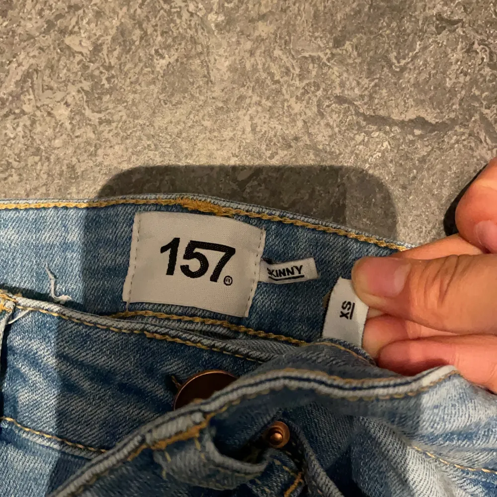 Dessa jeans är från lager157 och modellen heter ”skinny” dom är midwaist. Begagnade men ser inte slitna ut. Jag har vanligtvis XXS och är 155. Köpt för 150kr. Jeans & Byxor.