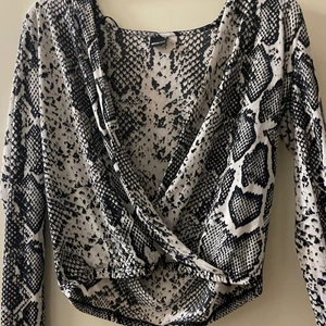 Så fin tröja  - Så fin tröja från Gina tricot, fick den av en släkting så vet inte hur gammal den är, men aldrig använd av mig, tar bara plats i garderoben 