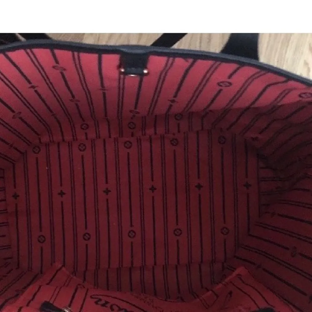 Louis Vuitton väska är i använt skick !. Väskor.