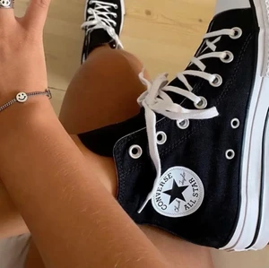 Converse - Galet snygga och trendiga converse i Chuck Taylor modellen, perfekta nu till hösten🥰 Använda ca 2 gånger, så i jättefint skick! Nypris 1000kr. Storlek 39,5 men passar även 39.