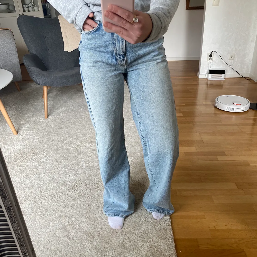 Säljer dessa perfekta vida höjmidjade jeansen då jag använder andra mer!! I storlek 34, men passar även 36. Köparen står för frakten☺️☺️. Jeans & Byxor.