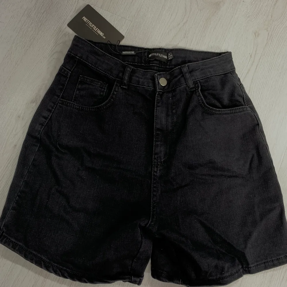 Svarta dad-shorts från Prettylittlething. Aldrig använda. UK6. Shorts.