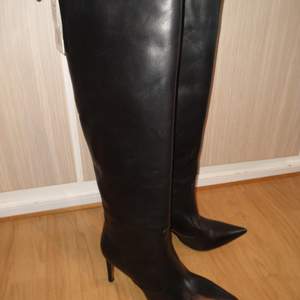 Helt nya boots med klack ifrån Zara. Prislapp kvar och aldrig användna. Äkta läder. 10cm klack.