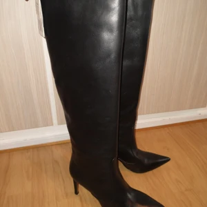 Zara Leatherboots stl. 38 - Helt nya boots med klack ifrån Zara. Prislapp kvar och aldrig användna. Äkta läder. 10cm klack.