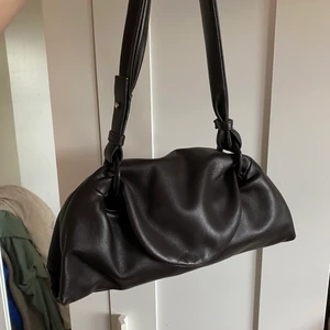 Brun väska - Brun skinnväska från Zara. Det är en lite mindre väska vilket är perfekt för utekvällar! Använd fåtal gånger, nästan som ny. Nypris låg runt 400kr. Köparen står för frakten:)