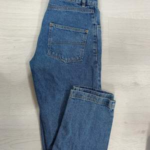 Blåa jeans från ASOS- Straight fit. W24L32. Använda Max 2 gånger.