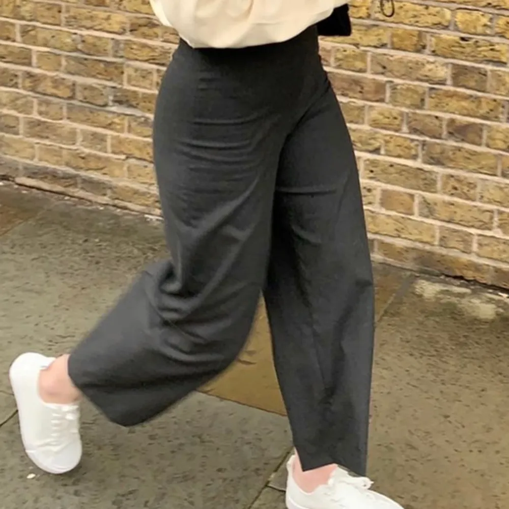 Grå/svarta kostymbyxor från zara. Köpta i London 2019, knappt använda. Storlek 34. Skriv för fler bilder! Säljer för 150kr 🖤. Jeans & Byxor.