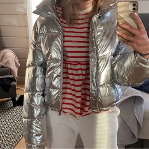 Silvrig jacka! - Säljer nu den här super coola jackan ifrån GinaTricot! Perfekt nu när det börjar bli lite kallare ute. Köpte förra året och har användt den lite, men det är inget som syns!💖 Hör av er om ni har några frågor