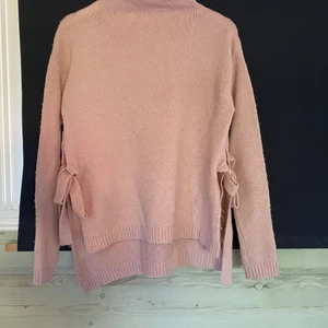 Anna field strl S - Super snygg och skön stickad tröja med super söta rosetter och slits nertill