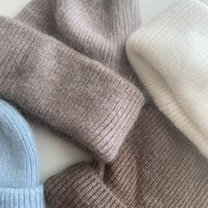 Mössor - Så fina mössor, 299kr/st material: kashmirmix och bomull. Oanvända såklart. Fåtal kvar. Så högsta bud går också bra om man vill ha den på direkten