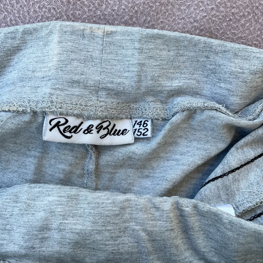 Gråa leggings byxor från Red & Blue😋Svart, vit och silvrig linjer på sidan av de💕använda ca 7-8 gånger, är i bra skick👍🏻. Jeans & Byxor.