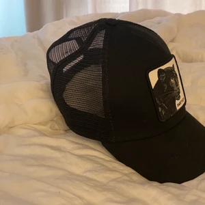 Keps  - Säljer keps från hatstore använd ca 5 gånger säljes pga att jag inte använder den längre. I väldigt fint skick och inga fel på den🖤 Nypris 400kr