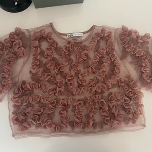 Blus från Zara - En supersöt topp köpt från zara, knappt använd💕🥺🌸🌸köparen står för frakten🌸
