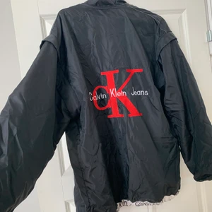 Calvin Klein windbreaker - Jätte cool men används inte längre. Går att få bort armarna så det kläs som en väst. 
