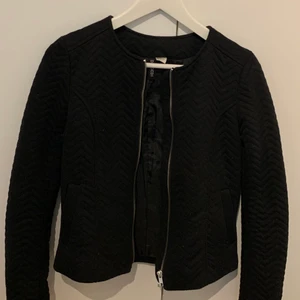 Kofta/jacka med textur mönster - Frakt 20kr eller gratis vid köp av fler än ett plagg💕