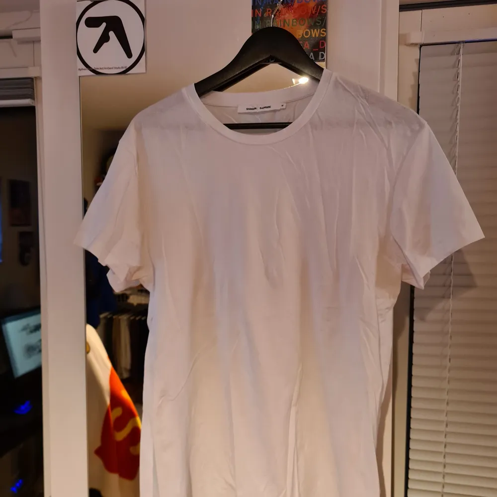 Helt vanlig vit tshirt, aldrig anvånd då inte passar mig (har prövat den, innan den fick leva ett ensamt liv i garderoben) storlek m. T-shirts.