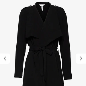 Trenchcoat  - Jätte snygg trenchcoat köpt på Vila i xs som är lite för lång för mig, helt ny och oanvänd med prislappen kvar! Köpt för 600 och säljer för 400. Köparen står för frakten✨