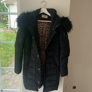 Jacka - Lång fin vinterjacka från roco baroco i storlek 38 men skulle säga att den passar 36-38. Säljer för 600 + frakt. Skriv privat om ni har några frågor💕