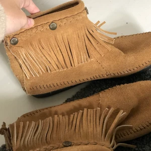 Minnetonka - Minnetonka skor. Fint skick💞 Säljer på grund av att de är alldeles förstora på mig💞