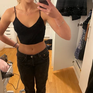 Snyggt ribbat linne - Jag säljer nu mitt ribbade linne ifårn bikbok i storleken XS. Det är i gott skick och använt fåtal gånger. Super snyggt nu till hösten med en kofta eller bara när man ska ut med ett par svarta kostym byxkor eller jeans! Skriv vid intresse🥰🥰