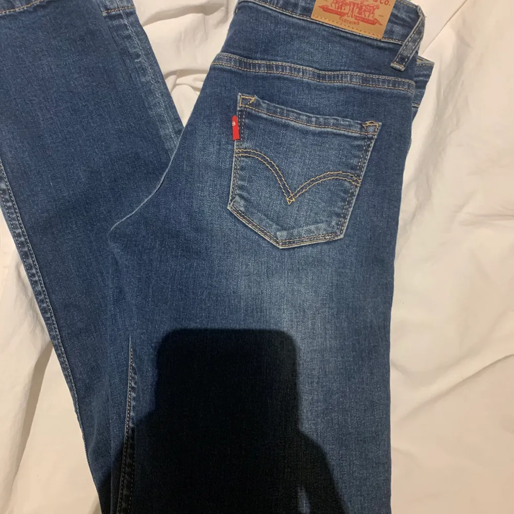 Mörkblåa lågmidjade skinny jeans från Levis, använts en gång. Köpta för 699kr. Jeans & Byxor.