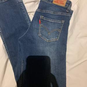 Mörkblåa lågmidjade skinny jeans från Levis, använts en gång. Köpta för 699kr
