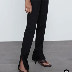 Jeans med slits - Säljer mina jeans byxor från zara i storlek 34. Aldrig använda & är så gott som nya!! 