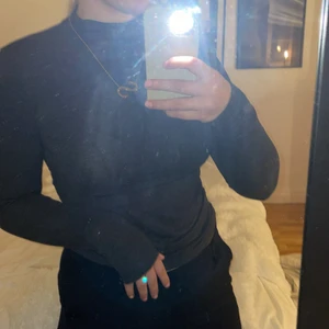 långärmad polotröja - knappt använd, mörkgrå, i mjukt material. Storlek L men passar M också!