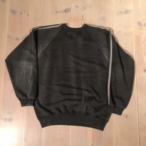 Vintage SM sport sweatshirt  - Storlek L men passar inte också en boxy M, cond: 8/10 inga flaws förutom att den är lite nopprig och har blivit solblekt!