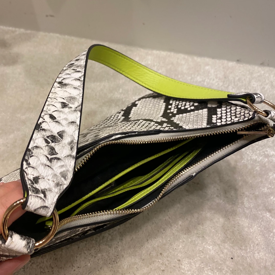 Ormskinn & limegrön väska från ASOS - 91