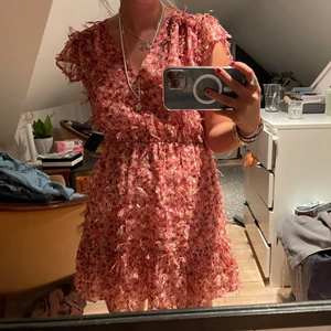 Klänning zara  - Säljer denna superfina klänningen från zara! Så skön och snygg och helt perfekt längd!!! Storlek s😄❤️‍🔥 kan mötas upp i Stockholm samt frakta!