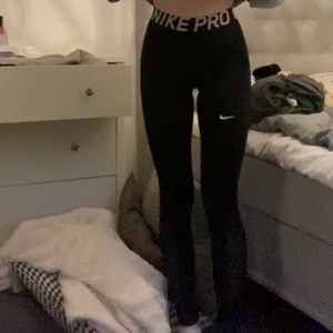 Nike PRO tights  - Säljer dessa Nike PRO tights för att jag inte använder dem längre, har bara använt dem ett fåtal gånger så det är i topp skick! Inköps priset var 430 kr men jag säljer dem för 300 kr! Den sista bilden är min kamera lins ingen fläck eller annat. Frakt tillkommer, har fler bilder vid intresse!💕