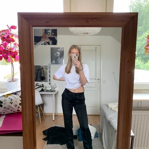 Svarta kostymbyxor  - Svarta kostymbyxor i silkes material, Sitter superfint. Enda är att ena ” skärphållaren” har ramlat av & en är påväg av. Men detta gör inte mig något då jag aldrig använder skärp till dessa & de syns även inte att de ramlat av. Från märket hunkydory, nypris 800kr. Storlek S men passar även som en M som jag är